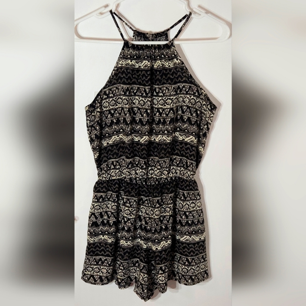 HOLLISTER CO. | Black and White AZTEK Patterned|  Sleeveless Short Jumpsuit | XS
